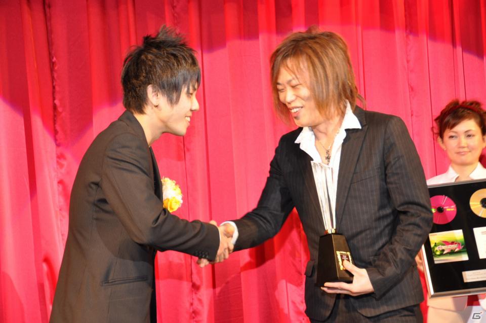 ラストを華々しく飾るスペシャルゲストが登壇！「KONAMI Arcade Championship 2011 グランドフィナーレ ～授賞祝賀会～」イベントレポートの画像75