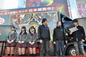 スリムクラブやNMBの福本 愛菜さん、山田 菜々さん、小笠原 茉由さんが登場した「モンスターハンター3（トライ）G」発売記念イベントレポートの画像1