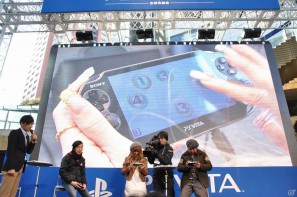 南明奈さんとケンドーコバヤシさんがPS Vitaに熱中―本日開催された「“PLAY”キャラバン」六本木ヒルズアリーナ会場の模様をお届けの画像11