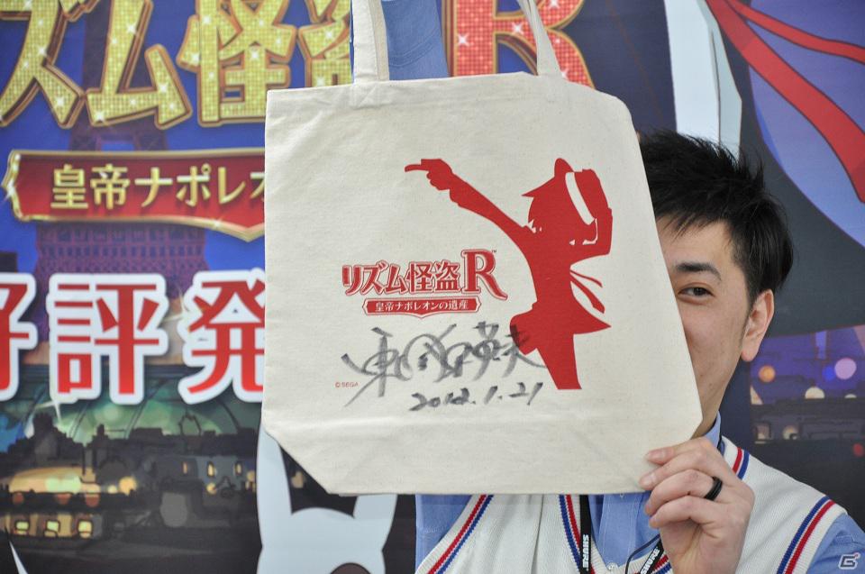 3DS「リズム怪盗R 皇帝ナポレオンの遺産」のプロモーションキャラクター・東国原氏が来店！名刺配布＆握手会の模様をお届けの画像2