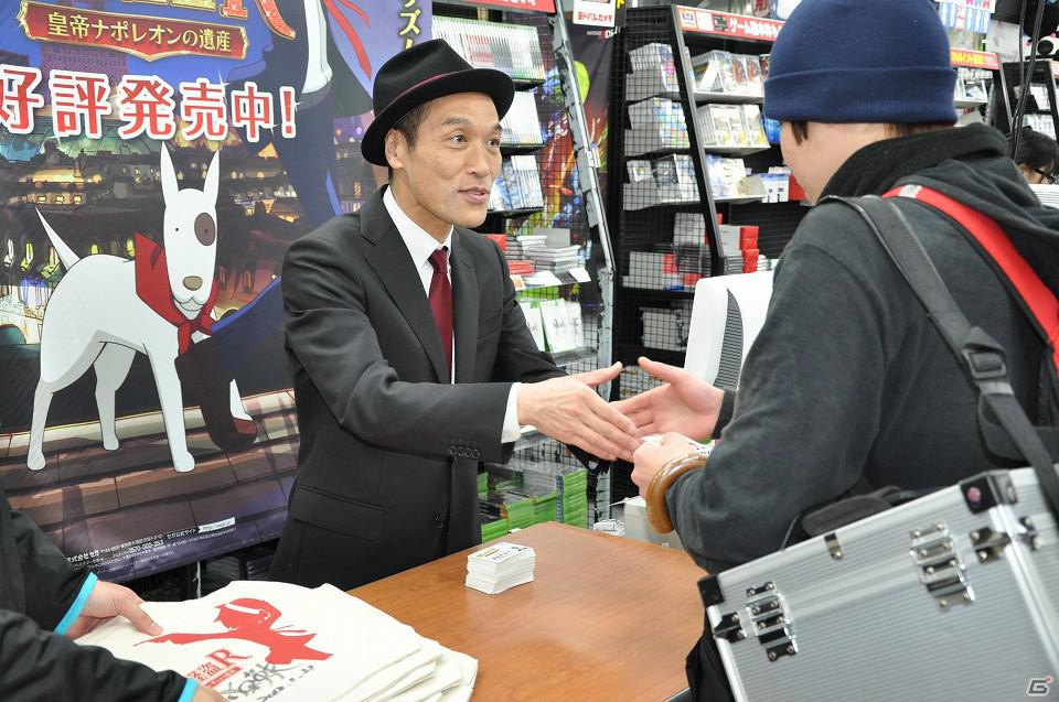 3DS「リズム怪盗R 皇帝ナポレオンの遺産」のプロモーションキャラクター・東国原氏が来店！名刺配布＆握手会の模様をお届けの画像4