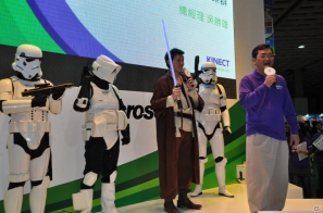 【台北国際ゲームショウ 2012】Microsoft Xbox 360イベントブースで「Kinectスター・ウォーズ」の世界からルークやストームトルーパーが登場！？Kinectタイトルを全力で遊びまくる来場者もの画像10