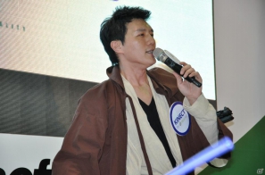 【台北国際ゲームショウ 2012】Microsoft Xbox 360イベントブースで「Kinectスター・ウォーズ」の世界からルークやストームトルーパーが登場！？Kinectタイトルを全力で遊びまくる来場者もの画像8