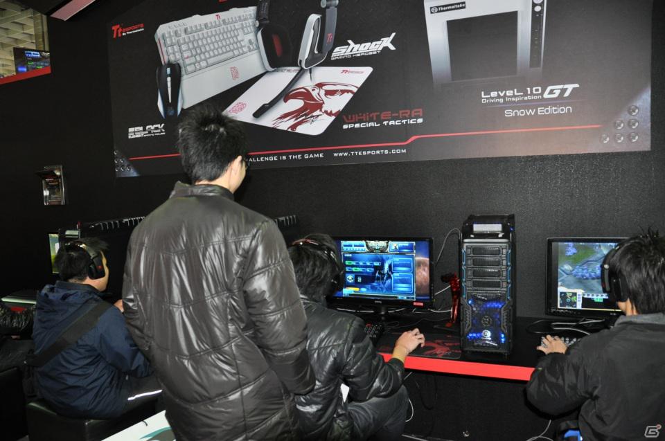 【台北国際ゲームショウ 2012】マウスやキーボードなどもしっかり試遊！ゲーミングデバイスメーカーブースはどこも混雑、その場で購入していくゲーマーもの画像10
