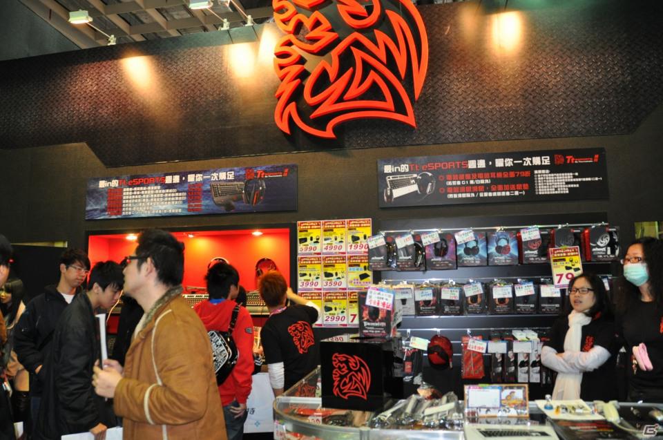 【台北国際ゲームショウ 2012】マウスやキーボードなどもしっかり試遊！ゲーミングデバイスメーカーブースはどこも混雑、その場で購入していくゲーマーもの画像12
