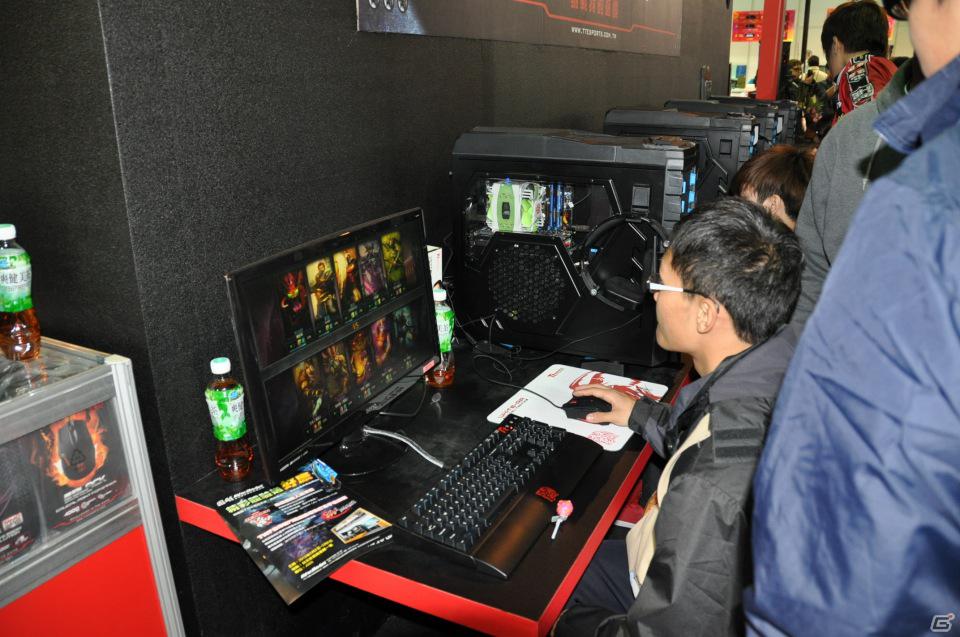 【台北国際ゲームショウ 2012】マウスやキーボードなどもしっかり試遊！ゲーミングデバイスメーカーブースはどこも混雑、その場で購入していくゲーマーもの画像14