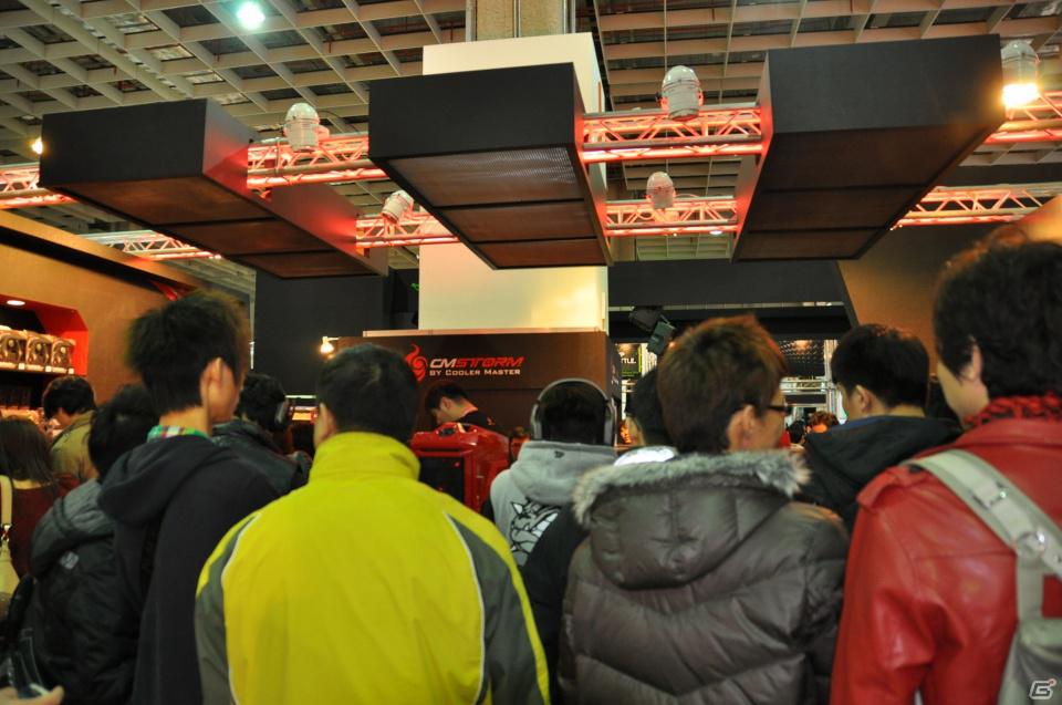 【台北国際ゲームショウ 2012】マウスやキーボードなどもしっかり試遊！ゲーミングデバイスメーカーブースはどこも混雑、その場で購入していくゲーマーもの画像17