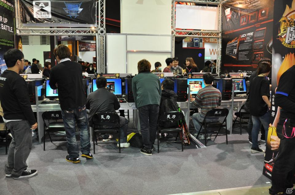 【台北国際ゲームショウ 2012】マウスやキーボードなどもしっかり試遊！ゲーミングデバイスメーカーブースはどこも混雑、その場で購入していくゲーマーもの画像22