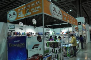 【台北国際ゲームショウ 2012】PCソフトやデバイス、デジカメからラジコンヘリ、実物大のアイツのあの刀まで売ってます！もちろん版権グッズや同人誌も！？TGSレポート番外編の画像42