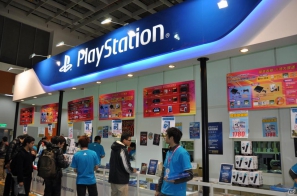 【台北国際ゲームショウ 2012】PCソフトやデバイス、デジカメからラジコンヘリ、実物大のアイツのあの刀まで売ってます！もちろん版権グッズや同人誌も！？TGSレポート番外編の画像43