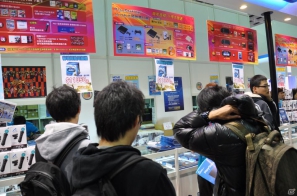 【台北国際ゲームショウ 2012】PCソフトやデバイス、デジカメからラジコンヘリ、実物大のアイツのあの刀まで売ってます！もちろん版権グッズや同人誌も！？TGSレポート番外編の画像45