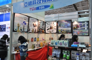 【台北国際ゲームショウ 2012】PCソフトやデバイス、デジカメからラジコンヘリ、実物大のアイツのあの刀まで売ってます！もちろん版権グッズや同人誌も！？TGSレポート番外編の画像51