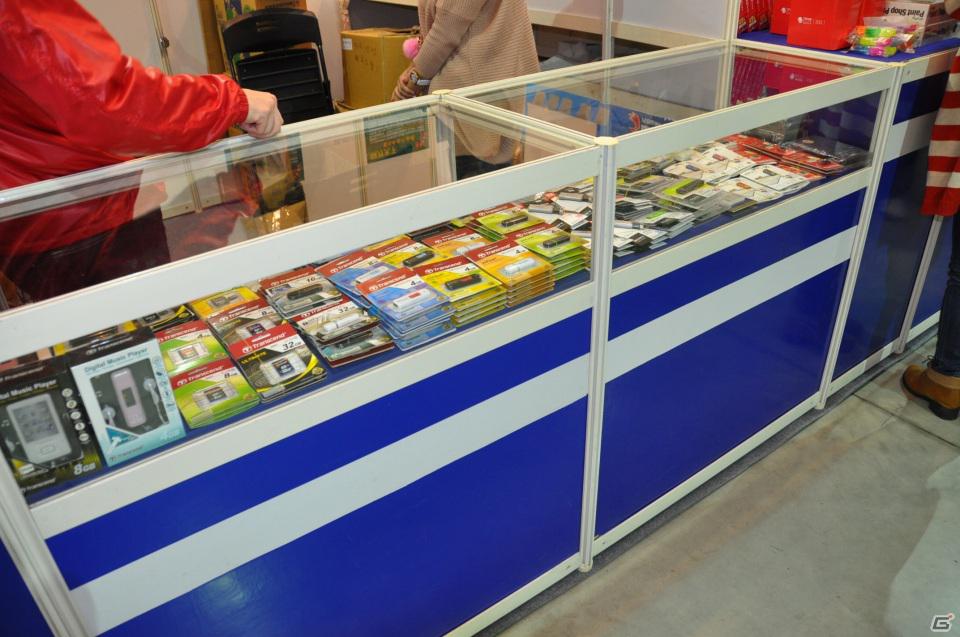 【台北国際ゲームショウ 2012】PCソフトやデバイス、デジカメからラジコンヘリ、実物大のアイツのあの刀まで売ってます！もちろん版権グッズや同人誌も！？TGSレポート番外編の画像10