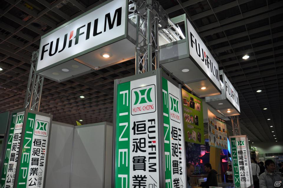 【台北国際ゲームショウ 2012】PCソフトやデバイス、デジカメからラジコンヘリ、実物大のアイツのあの刀まで売ってます！もちろん版権グッズや同人誌も！？TGSレポート番外編の画像13