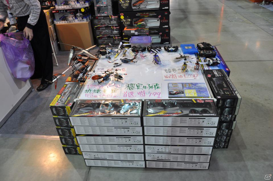【台北国際ゲームショウ 2012】PCソフトやデバイス、デジカメからラジコンヘリ、実物大のアイツのあの刀まで売ってます！もちろん版権グッズや同人誌も！？TGSレポート番外編の画像4