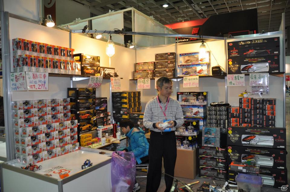 【台北国際ゲームショウ 2012】PCソフトやデバイス、デジカメからラジコンヘリ、実物大のアイツのあの刀まで売ってます！もちろん版権グッズや同人誌も！？TGSレポート番外編の画像5