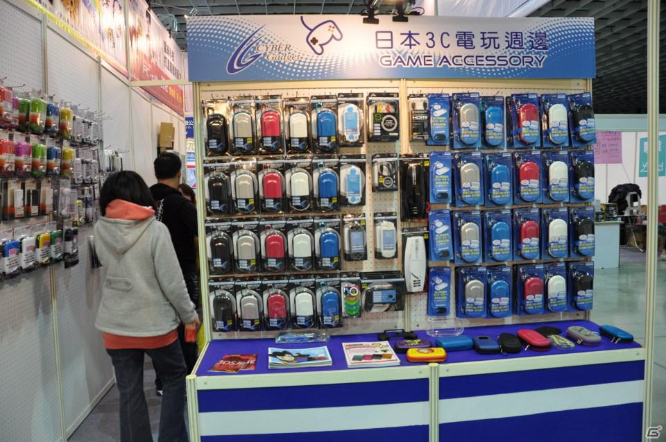 【台北国際ゲームショウ 2012】PCソフトやデバイス、デジカメからラジコンヘリ、実物大のアイツのあの刀まで売ってます！もちろん版権グッズや同人誌も！？TGSレポート番外編の画像8