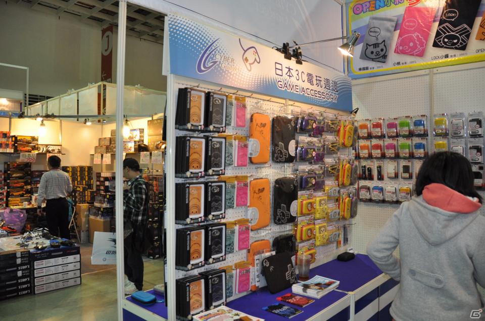 【台北国際ゲームショウ 2012】PCソフトやデバイス、デジカメからラジコンヘリ、実物大のアイツのあの刀まで売ってます！もちろん版権グッズや同人誌も！？TGSレポート番外編の画像9