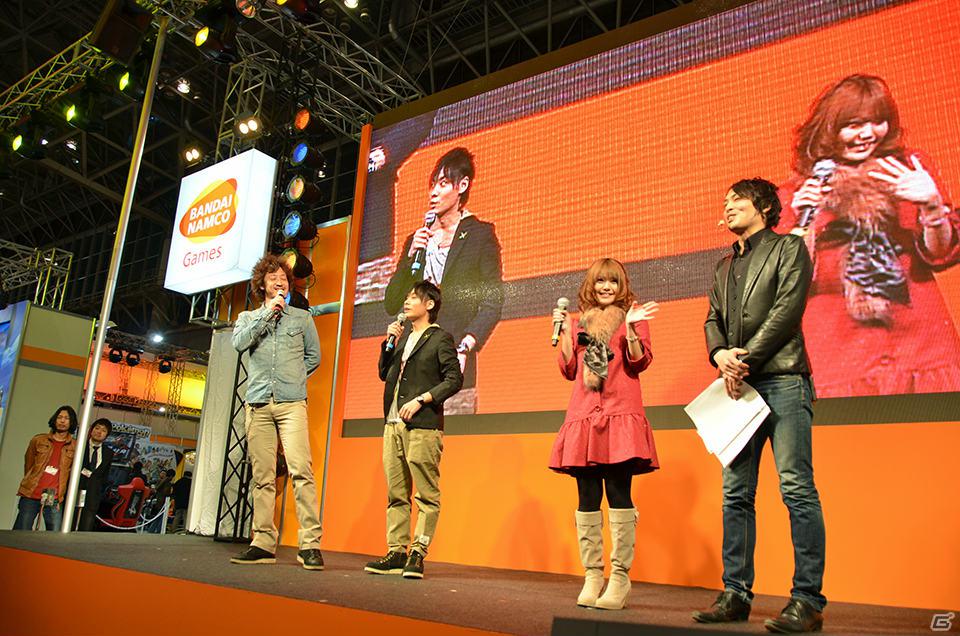 【AOU2012】稼働時期は4月上旬予定！岡本信彦さん、竹達彩奈さんが生アフレコも披露した「機動戦士ガンダム エクストリームバーサス フルブースト」イベントステージをレポートの画像10