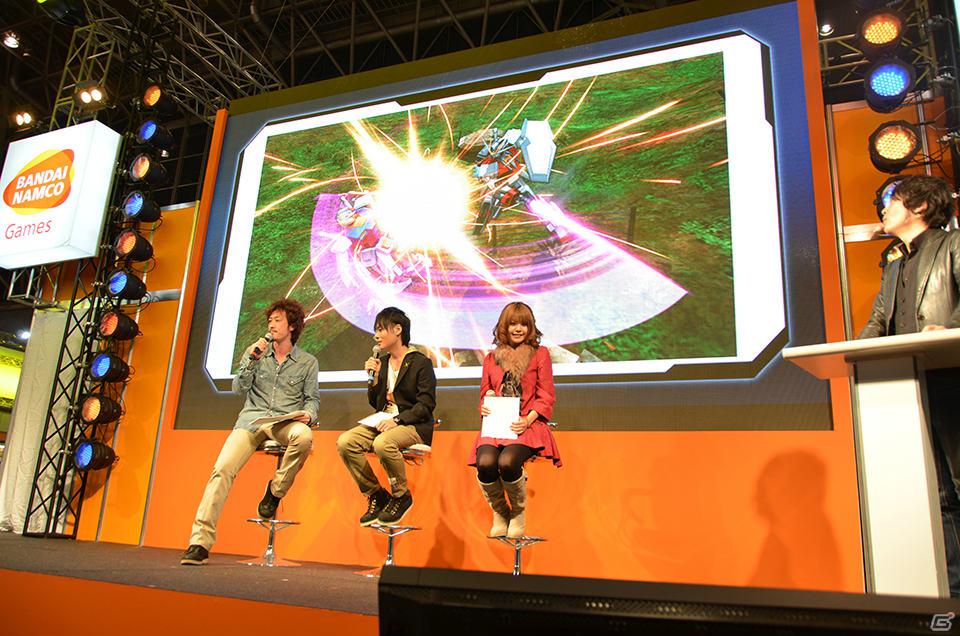 【AOU2012】稼働時期は4月上旬予定！岡本信彦さん、竹達彩奈さんが生アフレコも披露した「機動戦士ガンダム エクストリームバーサス フルブースト」イベントステージをレポートの画像15