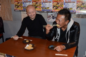 名越稔洋氏(写真右)と小川陽二郎氏(写真左)