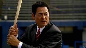 「大熱狂！！プロ野球カード」新CMに横浜DeNAベイスターズの中畑清監督が出演！往年の応援歌を口ずさみながら、全力素振りを披露の画像1