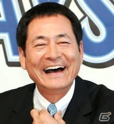 「大熱狂！！プロ野球カード」新CMに横浜DeNAベイスターズの中畑清監督が出演！往年の応援歌を口ずさみながら、全力素振りを披露の画像4