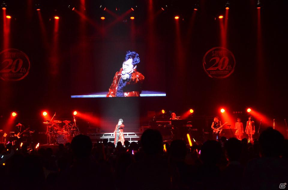 水木一郎アニキが飛んだ！スパロボ20周年記念「鋼の魂祭」イベントレポート―特製ブックレットのプレゼントもアリ！の画像1