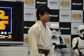 Xbox 360「Kinect スター・ウォーズ」発売記念イベントに麒麟の2人と元SDN48芹那さんが登場、ダース・ベイダー卿に挑戦＆得意のダンスを披露！？フォースでプレゼントをつかめ！の画像32