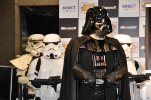 Xbox 360「Kinect スター・ウォーズ」発売記念イベントに麒麟の2人と元SDN48芹那さんが登場、ダース・ベイダー卿に挑戦＆得意のダンスを披露！？フォースでプレゼントをつかめ！の画像43