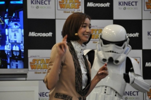 Xbox 360「Kinect スター・ウォーズ」発売記念イベントに麒麟の2人と元SDN48芹那さんが登場、ダース・ベイダー卿に挑戦＆得意のダンスを披露！？フォースでプレゼントをつかめ！の画像46