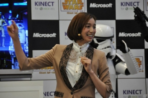 Xbox 360「Kinect スター・ウォーズ」発売記念イベントに麒麟の2人と元SDN48芹那さんが登場、ダース・ベイダー卿に挑戦＆得意のダンスを披露！？フォースでプレゼントをつかめ！の画像48