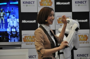 Xbox 360「Kinect スター・ウォーズ」発売記念イベントに麒麟の2人と元SDN48芹那さんが登場、ダース・ベイダー卿に挑戦＆得意のダンスを披露！？フォースでプレゼントをつかめ！の画像50