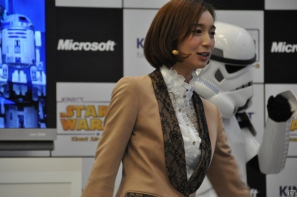 Xbox 360「Kinect スター・ウォーズ」発売記念イベントに麒麟の2人と元SDN48芹那さんが登場、ダース・ベイダー卿に挑戦＆得意のダンスを披露！？フォースでプレゼントをつかめ！の画像53