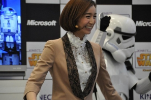 Xbox 360「Kinect スター・ウォーズ」発売記念イベントに麒麟の2人と元SDN48芹那さんが登場、ダース・ベイダー卿に挑戦＆得意のダンスを披露！？フォースでプレゼントをつかめ！の画像55