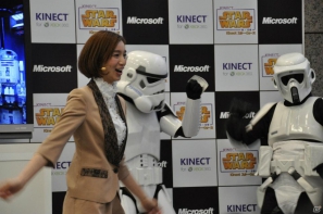 Xbox 360「Kinect スター・ウォーズ」発売記念イベントに麒麟の2人と元SDN48芹那さんが登場、ダース・ベイダー卿に挑戦＆得意のダンスを披露！？フォースでプレゼントをつかめ！の画像56