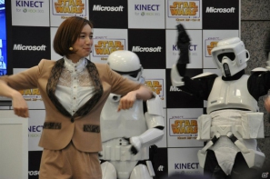 Xbox 360「Kinect スター・ウォーズ」発売記念イベントに麒麟の2人と元SDN48芹那さんが登場、ダース・ベイダー卿に挑戦＆得意のダンスを披露！？フォースでプレゼントをつかめ！の画像58