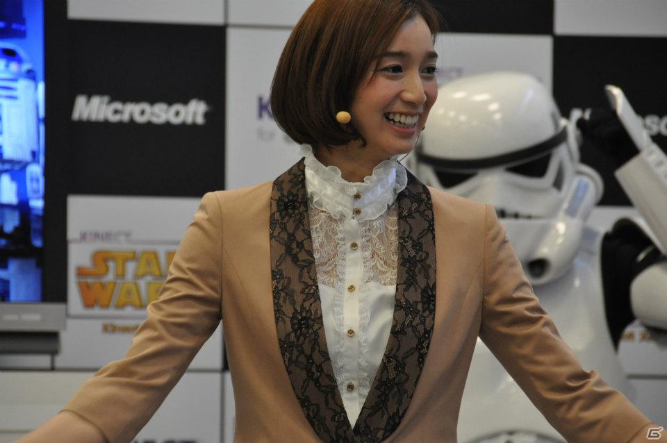 Xbox 360「Kinect スター・ウォーズ」発売記念イベントに麒麟の2人と元SDN48芹那さんが登場、ダース・ベイダー卿に挑戦＆得意のダンスを披露！？フォースでプレゼントをつかめ！の画像44