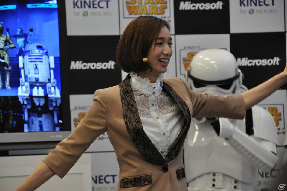 Xbox 360「Kinect スター・ウォーズ」発売記念イベントに麒麟の2人と元SDN48芹那さんが登場、ダース・ベイダー卿に挑戦＆得意のダンスを披露！？フォースでプレゼントをつかめ！の画像51