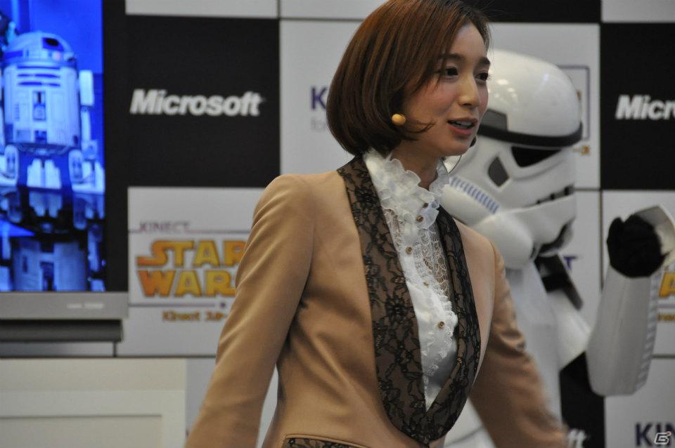 Xbox 360「Kinect スター・ウォーズ」発売記念イベントに麒麟の2人と元SDN48芹那さんが登場、ダース・ベイダー卿に挑戦＆得意のダンスを披露！？フォースでプレゼントをつかめ！の画像53