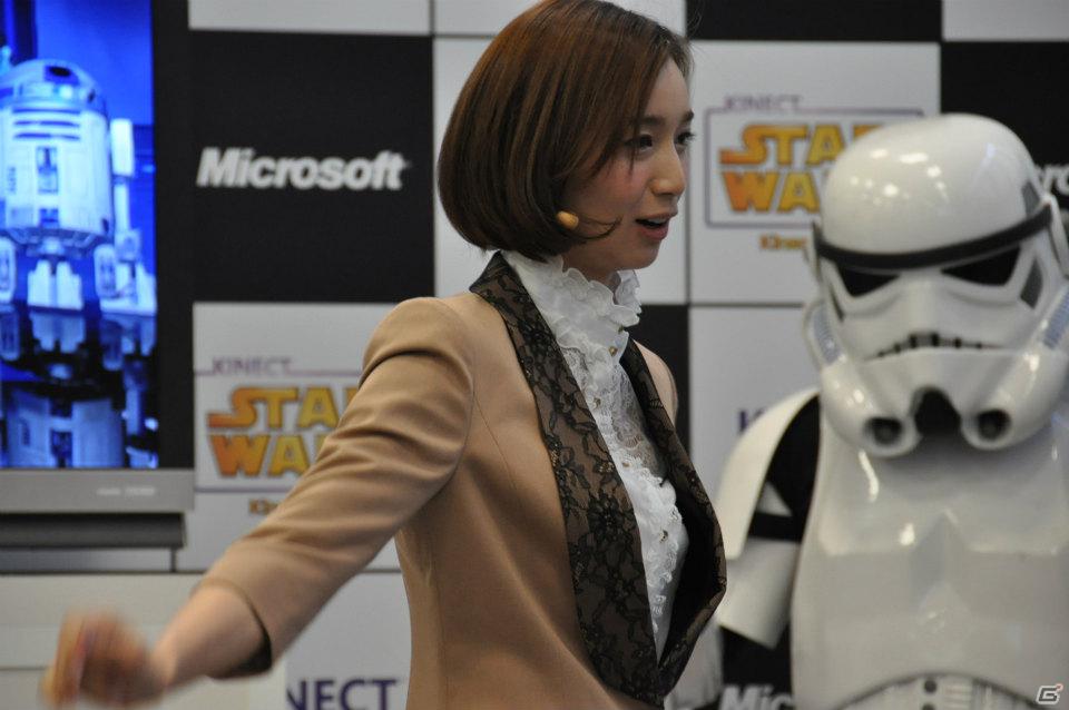 Xbox 360「Kinect スター・ウォーズ」発売記念イベントに麒麟の2人と元SDN48芹那さんが登場、ダース・ベイダー卿に挑戦＆得意のダンスを披露！？フォースでプレゼントをつかめ！の画像54