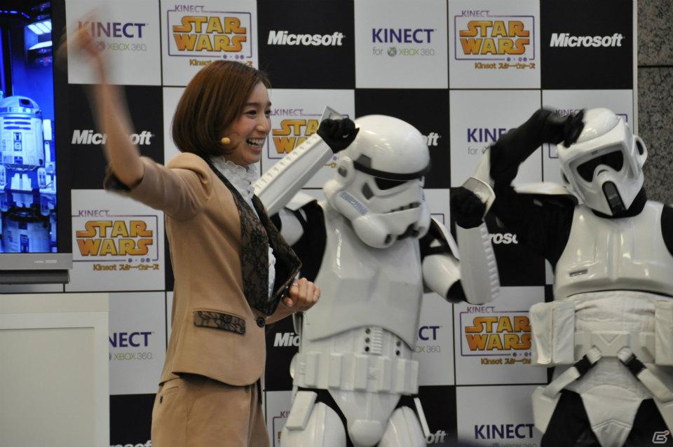 Xbox 360「Kinect スター・ウォーズ」発売記念イベントに麒麟の2人と元SDN48芹那さんが登場、ダース・ベイダー卿に挑戦＆得意のダンスを披露！？フォースでプレゼントをつかめ！の画像57