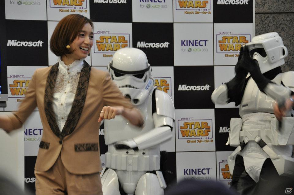Xbox 360「Kinect スター・ウォーズ」発売記念イベントに麒麟の2人と元SDN48芹那さんが登場、ダース・ベイダー卿に挑戦＆得意のダンスを披露！？フォースでプレゼントをつかめ！の画像59