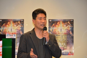 プロデューサーを務める小笠原賢一氏ら開発陣が見守る<br />中、メディア同士の白熱の対戦が行われた。