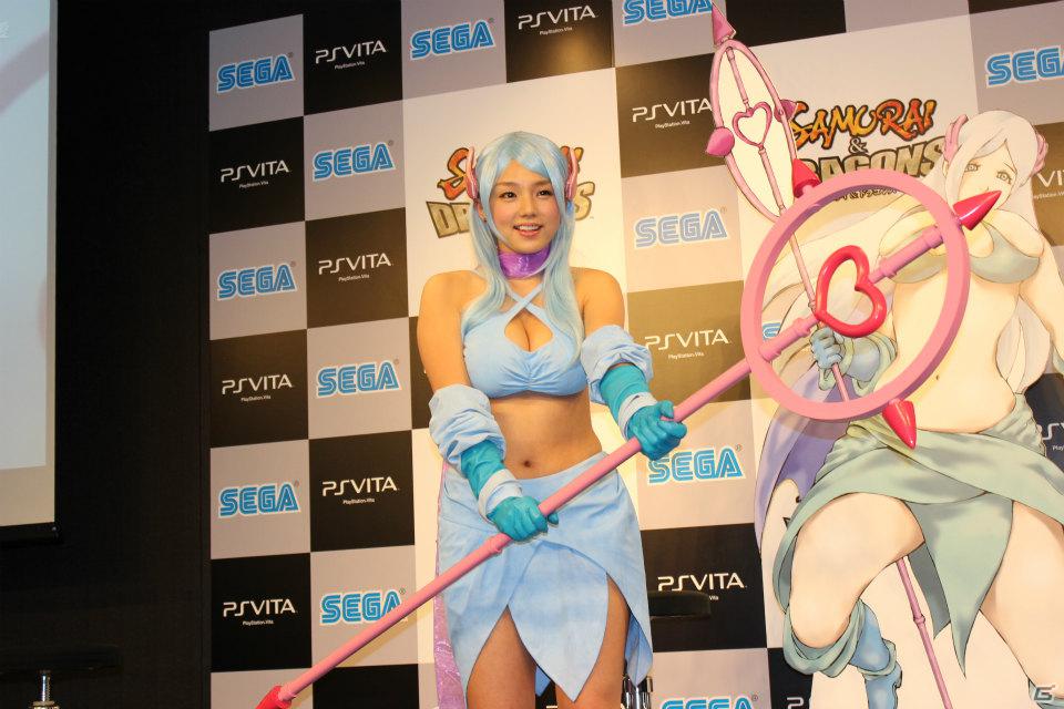 篠崎愛さんがむっちり魔法使いの姿で登場！PS Vita「サムライ＆ドラゴンズ」PV完成披露会見の模様をお届けの画像15