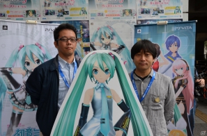 プロデューサー・林誠司氏とArcade プロデューサー・大崎誠氏の合同インタビューもお届け！PS Vita「初音ミク -Project DIVA- f」店頭体験会をレポートの画像1