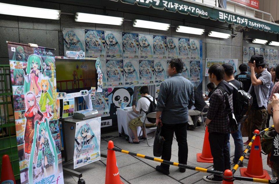 プロデューサー・林誠司氏とArcade プロデューサー・大崎誠氏の合同インタビューもお届け！PS Vita「初音ミク -Project DIVA- f」店頭体験会をレポートの画像4