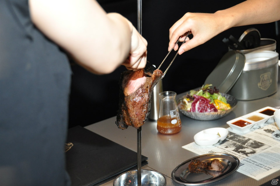 等身大タイラントが食事中に襲撃！？「バイオハザード カフェ＆グリル S.T.A.R.S.」メディア向け記者会見では最高司令官のニコラス・ペタス氏やダンサーTakahiro氏がゲストとして登場の画像92