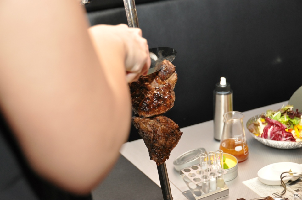 等身大タイラントが食事中に襲撃！？「バイオハザード カフェ＆グリル S.T.A.R.S.」メディア向け記者会見では最高司令官のニコラス・ペタス氏やダンサーTakahiro氏がゲストとして登場の画像94