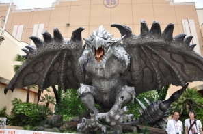 等身大「リオレイア希少種」の咆哮がUSJに轟くッ！200人のファンは大興奮！モンスター造作「ギネス世界記録」にも認定「モンスターハンター・ザ・リアル 2012」前夜祭レポートの画像23